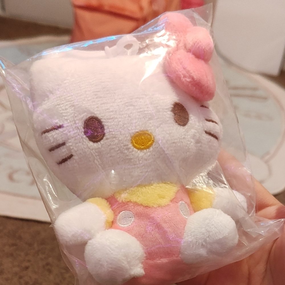 Hello Kitty Plush Keychain - Picture 4 of 4